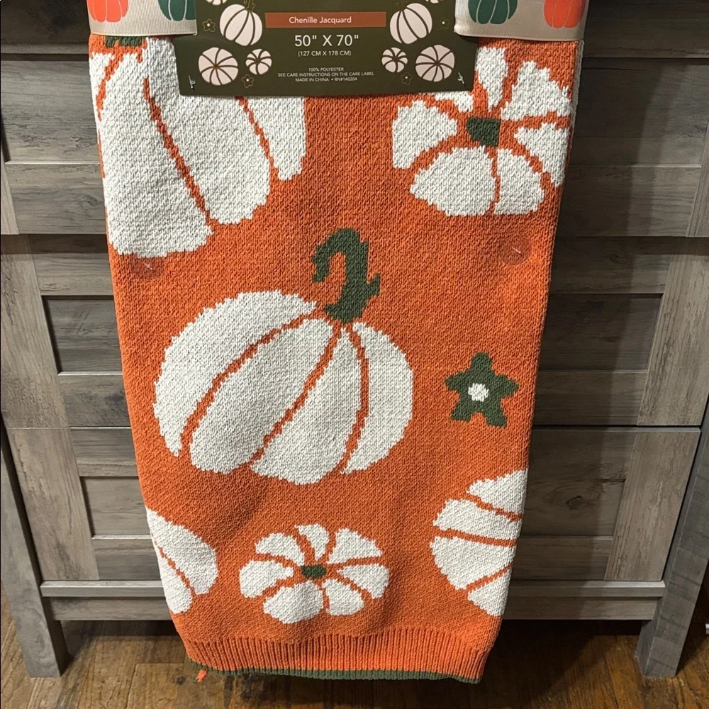 NWT WELCOME PUMPKIN SEASON ORANGE PUMPKIN CHENILLE JACQUARD 50X70 THROW BLANKET